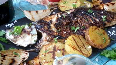 сельдь на гриле с подпеченными овощами