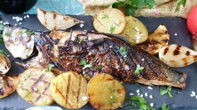 сельдь на гриле с подпеченными овощами