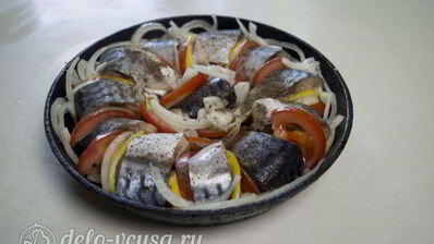 скумбрия, запеченная с помидорами и лимоном
