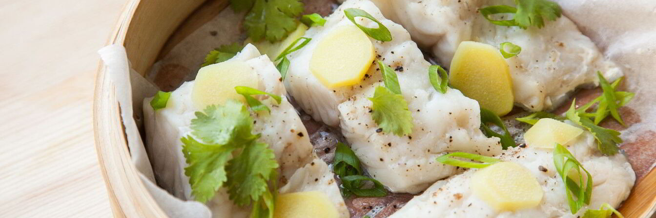 Треска с имбирем на пару