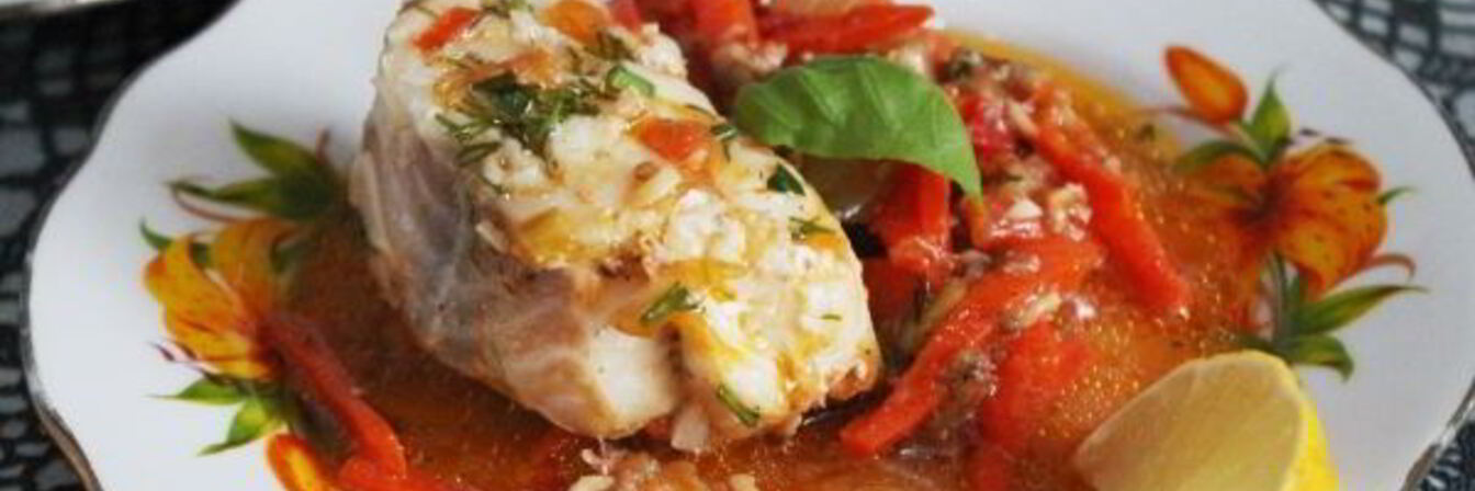 Треска тушеная с морковью и луком