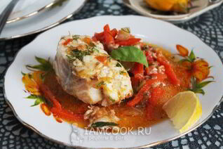 Треска тушеная с морковью и луком