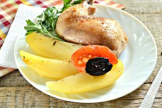 Цесарка в духовке с картофелем и черносливом