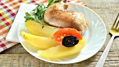 цесарка в духовке с картофелем и черносливом