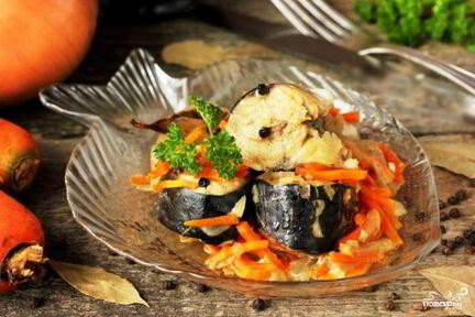 Тушеная скумбрия с луком и морковью