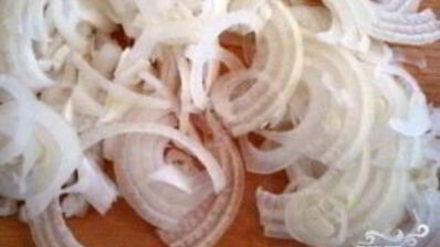 тушеная скумбрия с луком и морковью