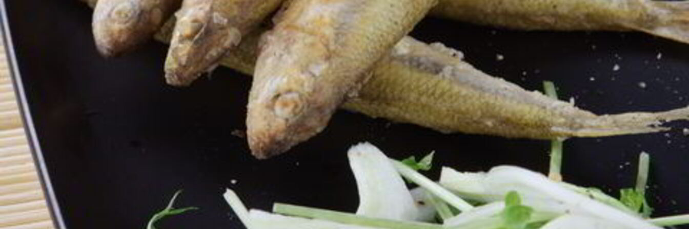 Жареная корюшка с салатом из фенхеля