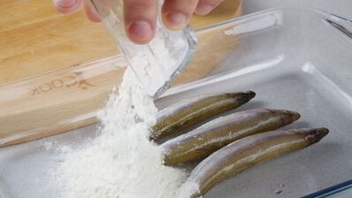 жареная корюшка с салатом из фенхеля