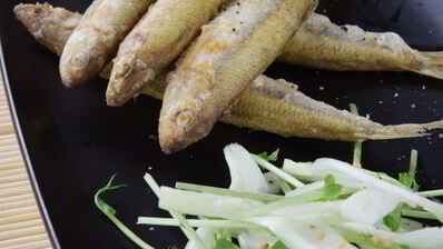 жареная корюшка с салатом из фенхеля