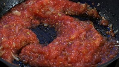 зубатка с овощным соусом и желтым рисом