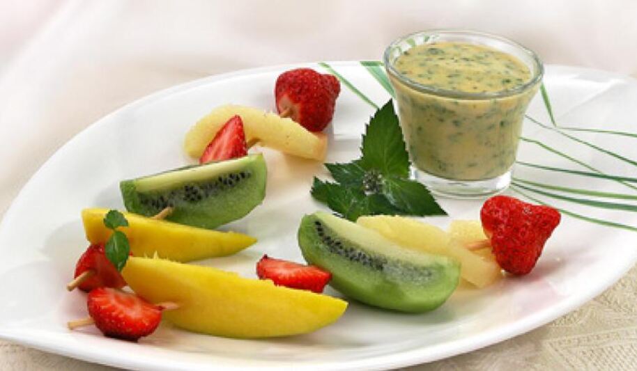 Рецепт фруктовых шашлычков с соусом из манго