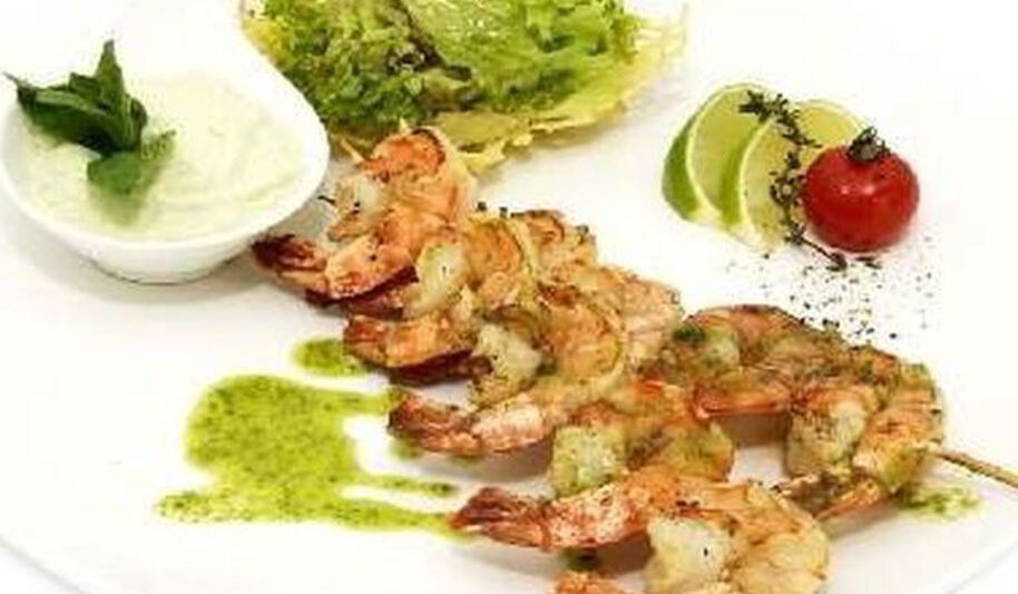 Рецепт креветочных шашлычков с соусом из майонеза и кинзы