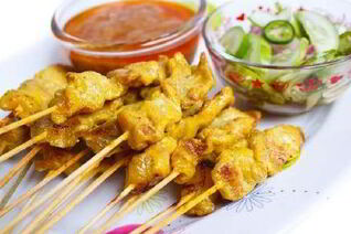 Куриные шашлычки с арахисовым соусом