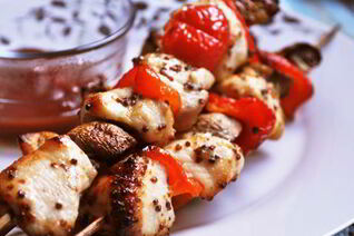 Куриные шашлычки с перцем и грибами