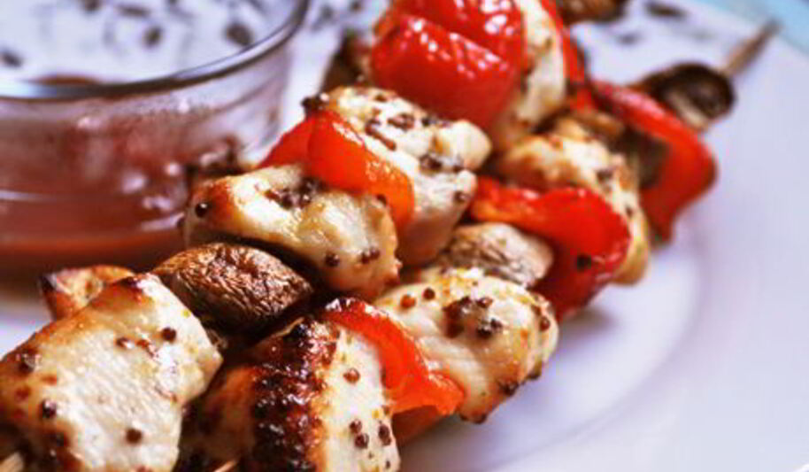 Рецепт куриных шашлычков с перцема и грибами