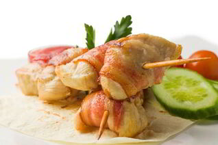 Куриные шашлычки в беконе на шпажках