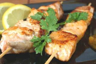 Рыбный шашлык семга на мангале