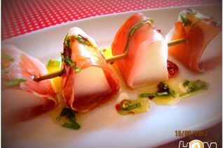 Шашлычки из дыни с прошутто под мятным соусом