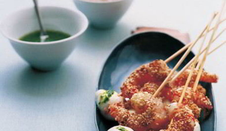 Рецепт шашлычков из моцареллы и креветок с соусом из базилика