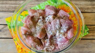 шашлык ассорти из свинины, курицы и овощей