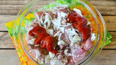 шашлык ассорти из свинины, курицы и овощей