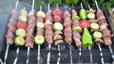 шашлык ассорти из свинины, курицы и овощей