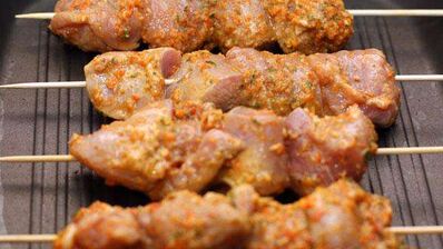 шашлык из индейки на шпажках