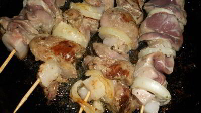 шашлык из куриной печени на сковороде