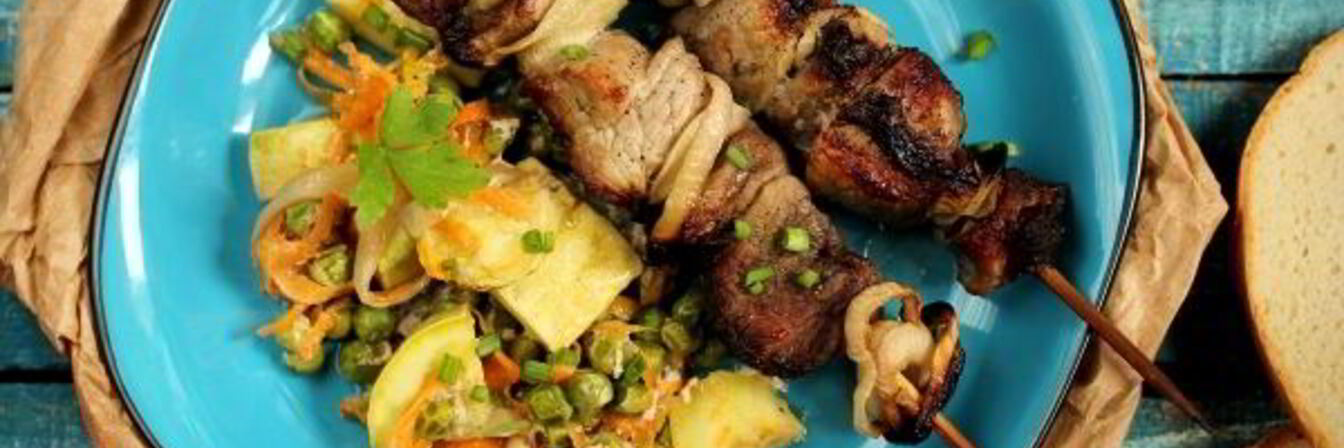 Шашлык из свинины с овощами в духовке