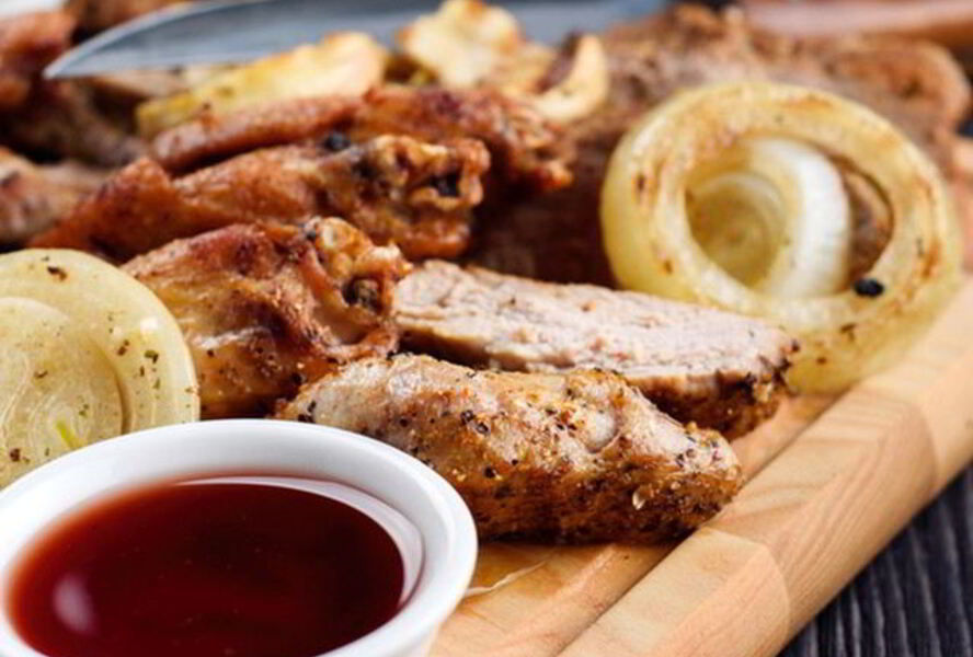 Шашлык в маринаде из лука, помидоров и специй