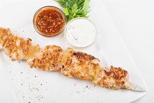 Шашлыки из маринованной курицы и лука с соусом барбекю