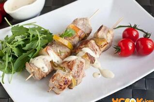 Свиной шашлык с грушами и лимоном