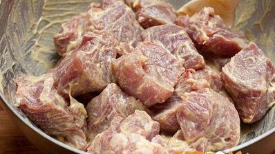 свиной шашлык с грушами и лимоном