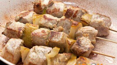свиной шашлык с грушами и лимоном