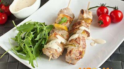 свиной шашлык с грушами и лимоном