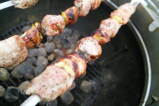 Яблоки в беконе к шашлыку