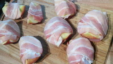 яблоки в беконе к шашлыку