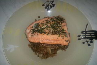 Гречетто с соевым соусом и луком и стейк из лосося в тимьяне