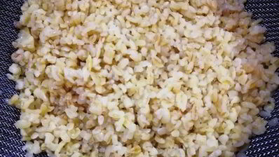 праздничный ужин из булгура с креветками и стейком