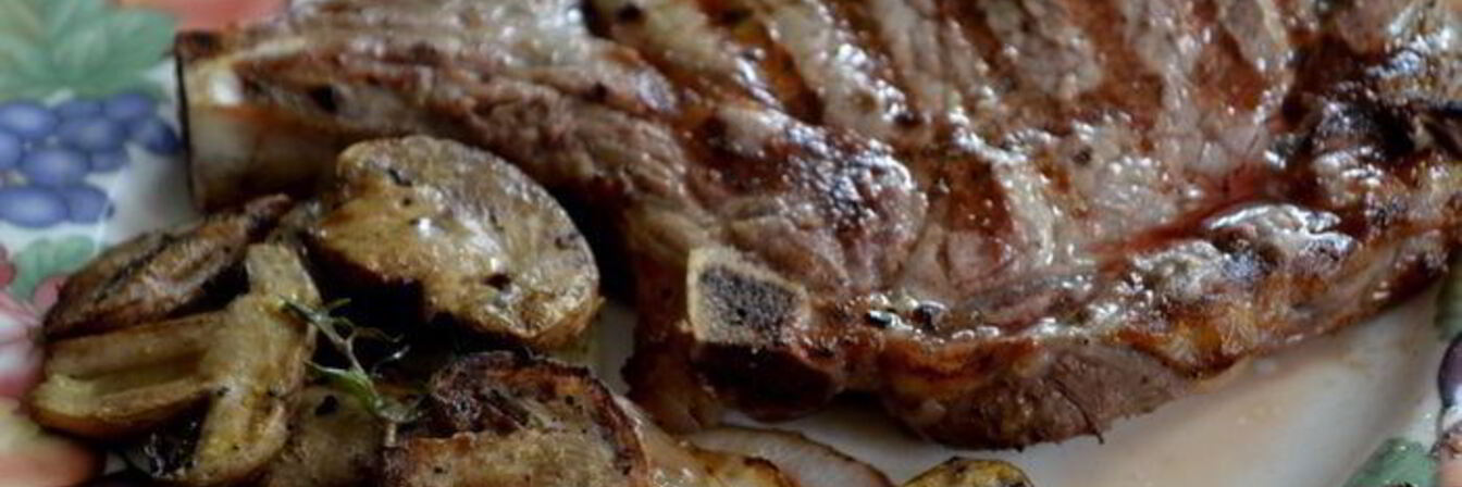 Рибай стейк с грибами и луком