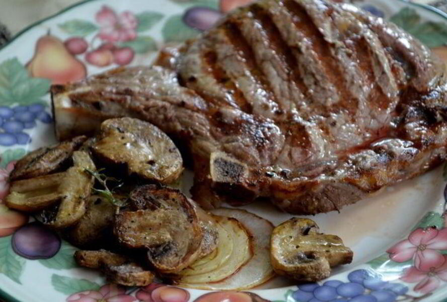 Рибай стейк с грибами и луком