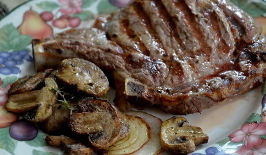 Рецепт рибая стейка с грибами и лукома