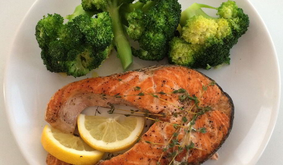 Рецепт сочного лососевого стейка с брокколи