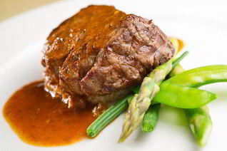 Стейк из говядины со спаржей и стручковой фасолью