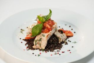 Стейк из индейки с чечевицей и томатным соусом