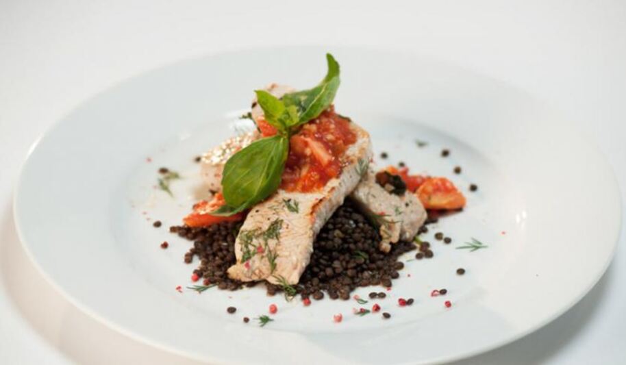 Рецепт стейка из индейки с чечевицей и томатным соусом