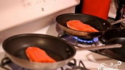 стейк из лосося на сковороде