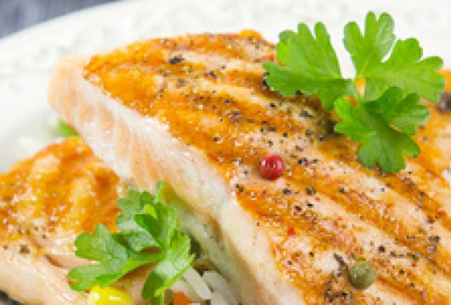 Стейк из семги с рисом и овощами