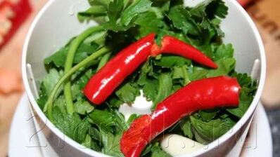 стейк из тунца с острым зеленым соусом