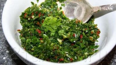 стейк из тунца с острым зеленым соусом